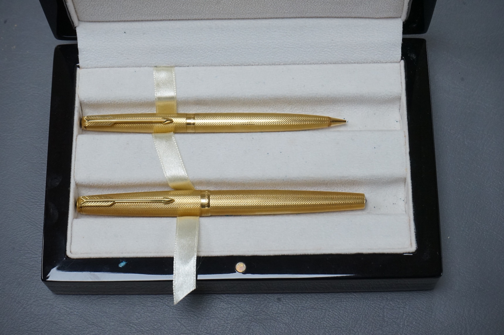 Two 18ct gold Parker pens comprising a propelling pencil and fountain pen, cased